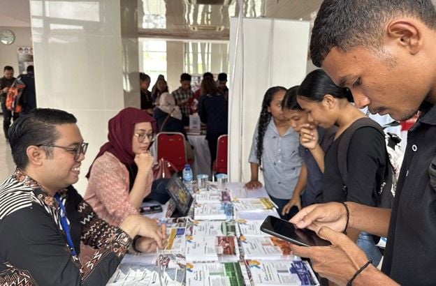 Booth pameran UNESA dipadati para calon mahasiswa dalam Pameran Pendidikan Internasional KBRI Timor Leste.