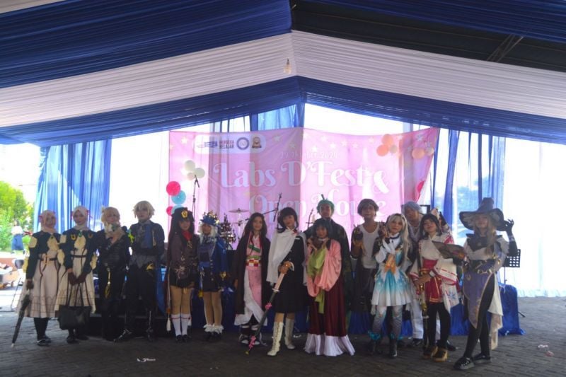 Siswa Labschool UNESA pamer cosplay dalam Labs D�Fest and Open House.