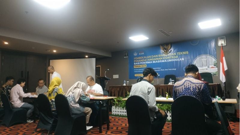 Mahasiswa yang lolos beasiswa unggulan menandatangani kontrak serta mendapatkan pembekalan di Hotel Aria Centra pada 28 Oktober 2024.